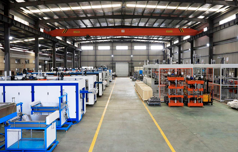 Stroj na termoformovanie/plastový pohár