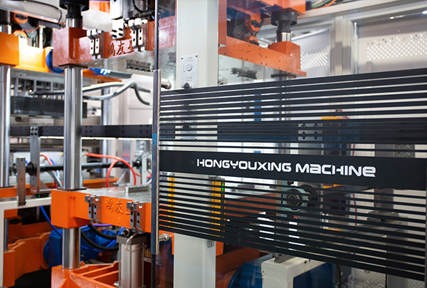 Stroj na termoformovanie/plastový pohár