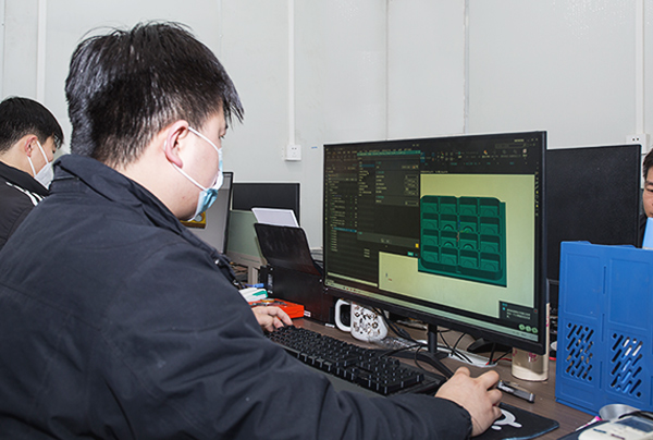 Stroj na termoformovanie/plastový pohár